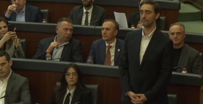 Munguan në seancën konstituive  Uran Ismaili dhe Afërdita Hajrizi betohen sot si deputetë